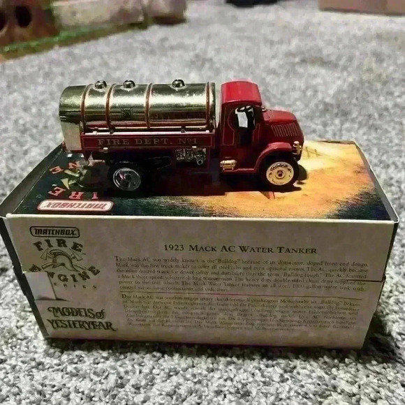 Matchbox Models of Yesteryear YFE11-M 1923 Mack AC Fire Engine Water Tanker MIB - Picture 4 of 10